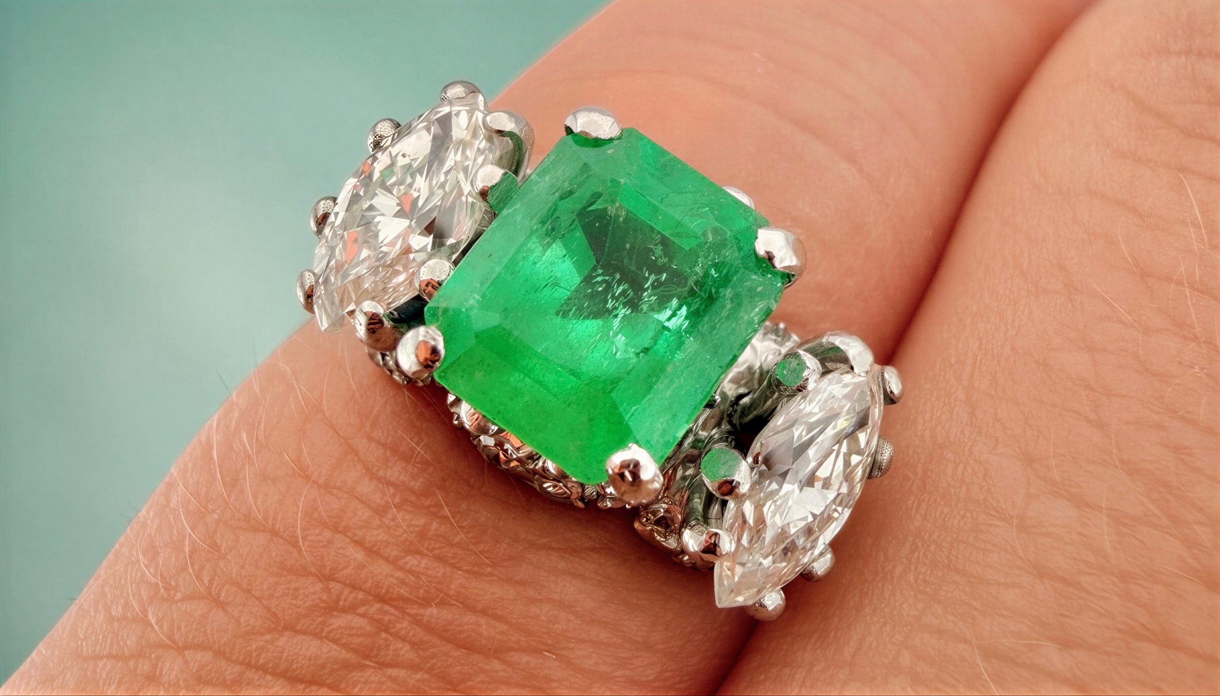 Zlatý prstens kolumbijským smaragdem a diamanty